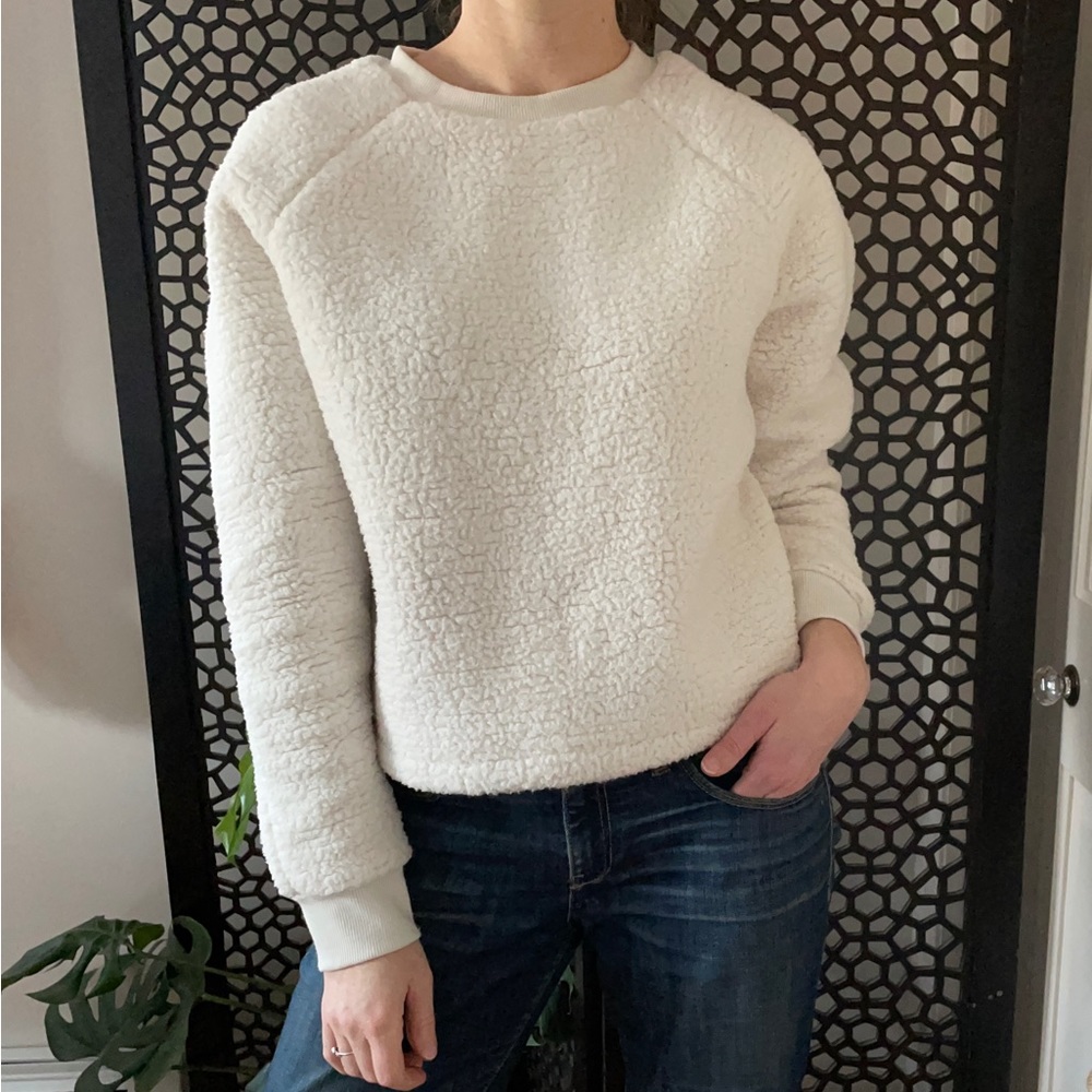 Cozy Banana Republic sweater. Like new. Med, polyester. Hits at waist.
